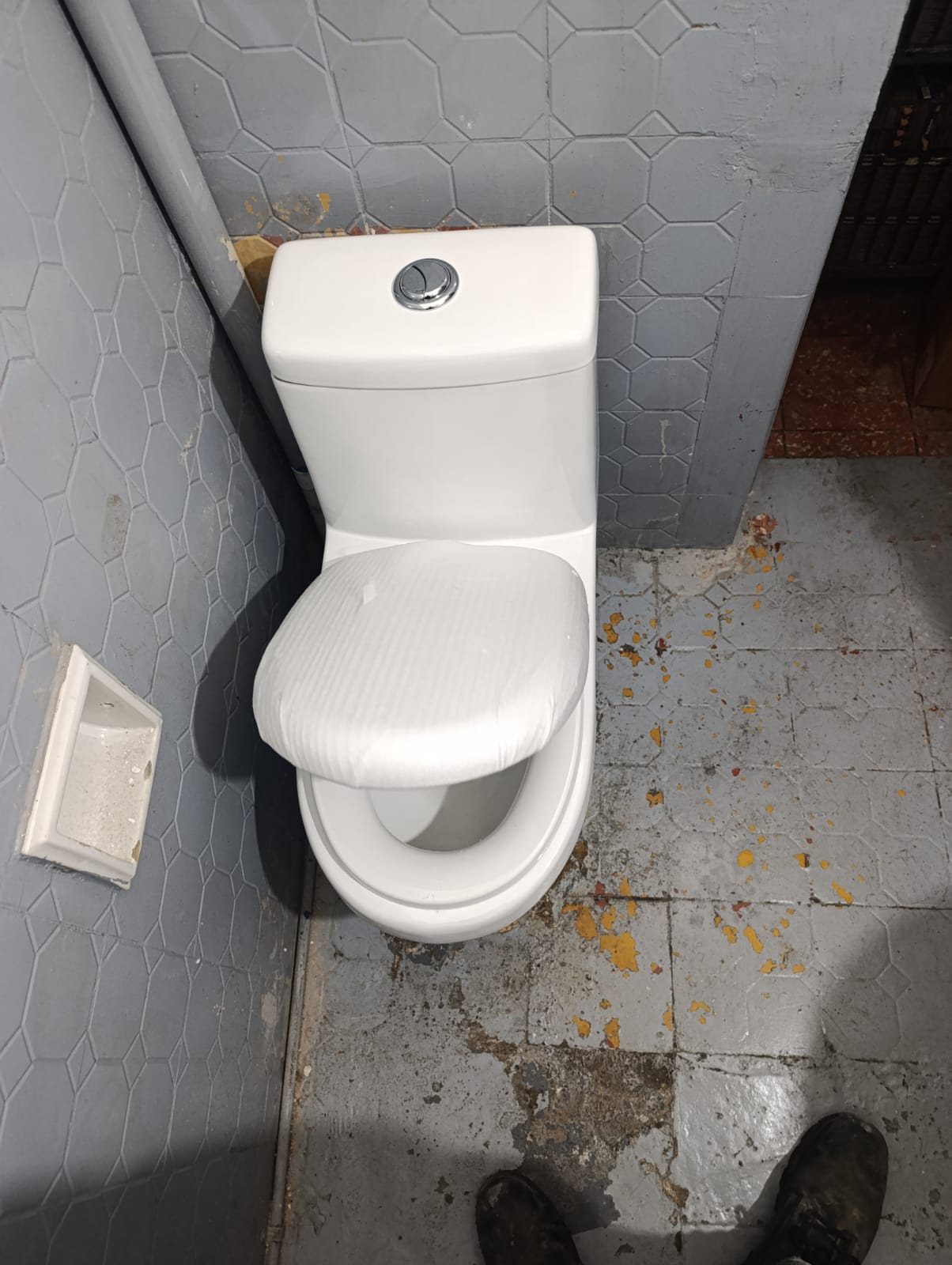 Trabajo de plomería en baño